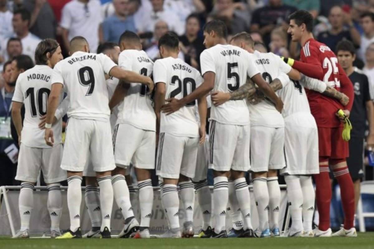 Real Madrid's players huddle before the Spanish league football match between Real Madrid CF and Club Deportivo Leganes SAD at the Santiago Bernabeu stadium in Madrid on September 1, 2018. / AFP PHOTO / GABRIEL BOUYS