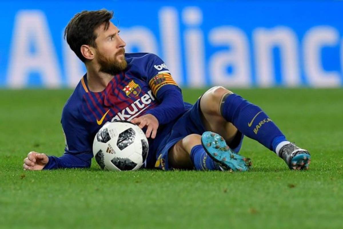 Barcelona's Argentinian forward Lionel Messi gestures during the Spanish 'Copa del Rey' (King's cup) first leg semi-final football match between FC Barcelona and Valencia CF at the Camp Nou stadium in Barcelona on February 01, 2018. / AFP PHOTO / LLUIS GENE