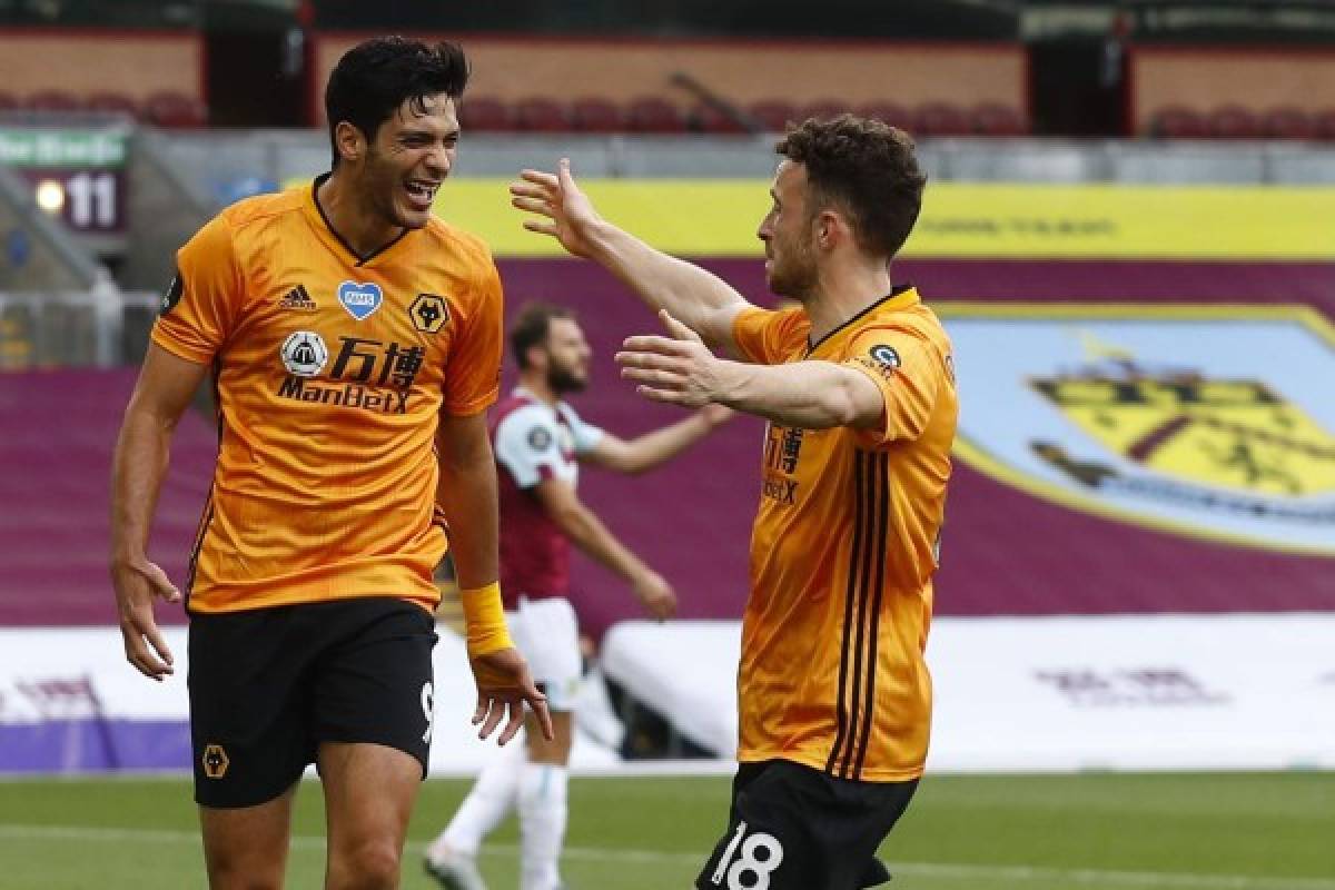 Wolverhampton Wanderers' Mexican striker Raul Jimenez (L) is congratulated by Wolverhampton Wanderers' Portuguese midfielder Diogo Jota after scoring a goal during the English Premier League football match between Burnley and Wolverhampton Wanderers at Turf Moor in Burnley, north-west England on July 15, 2020. (Photo by JASON CAIRNDUFF / POOL / AFP) / RESTRICTED TO EDITORIAL USE. No use with unauthorized audio, video, data, fixture lists, club/league logos or 'live' services. Online in-match use limited to 120 images. An additional 40 images may be used in extra time. No video emulation. Social media in-match use limited to 120 images. An additional 40 images may be used in extra time. No use in betting publications, games or single club/league/player publications. /