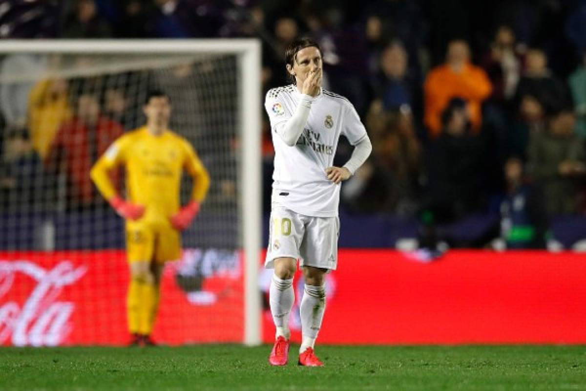 Caras largas, el gesto de Hazard tras la nueva lesión y el 'look' de Isco en la derrota del Real Madrid  