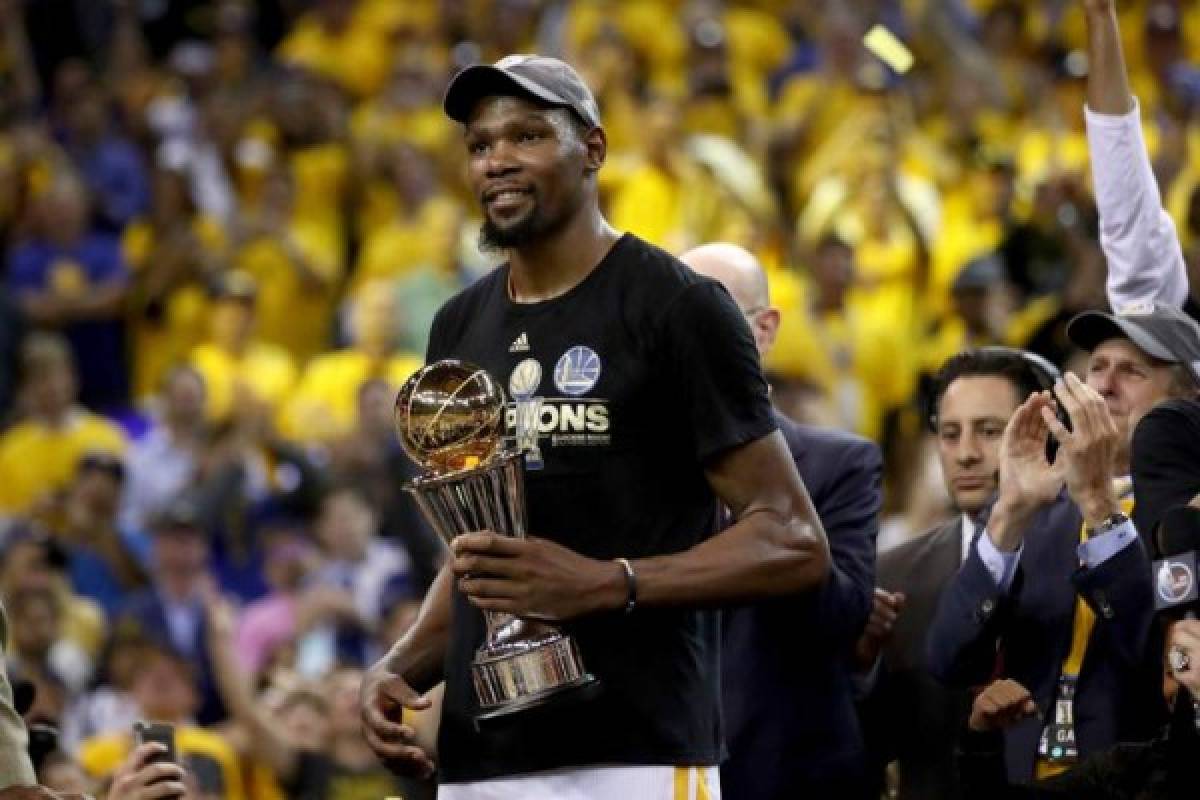 OAKLAND, CA - JUNE 12: Kevin Durant #35 of the Golden State Warriors celebrates after being named Bill Russell NBA Finals Most Valuable Player after defeating the Cleveland Cavaliers 129-120 in Game 5 to win the 2017 NBA Finals at ORACLE Arena on June 12, 2017 in Oakland, California. NOTE TO USER: User expressly acknowledges and agrees that, by downloading and or using this photograph, User is consenting to the terms and conditions of the Getty Images License Agreement. Ezra Shaw/Getty Images/AFP== FOR NEWSPAPERS, INTERNET, TELCOS & TELEVISION USE ONLY ==