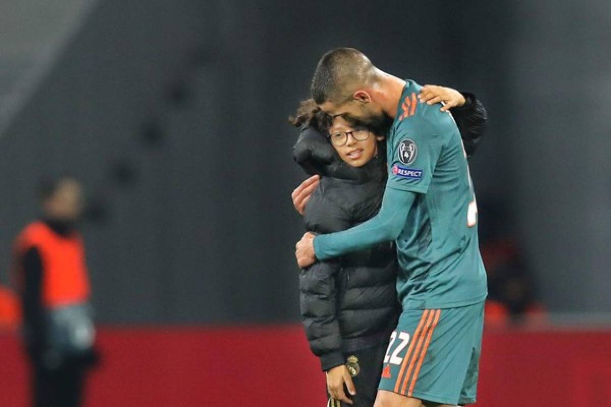 FOTOS: El triste final de la camisa que un jugador del Ajax le regaló a un niño