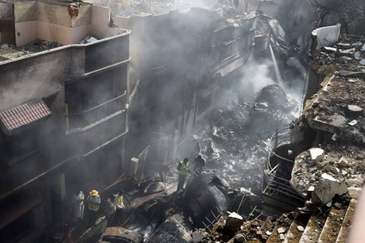 Nueva tragedia: Las terribles imágenes del accidente aéreo que dejó al menos 80 muertos