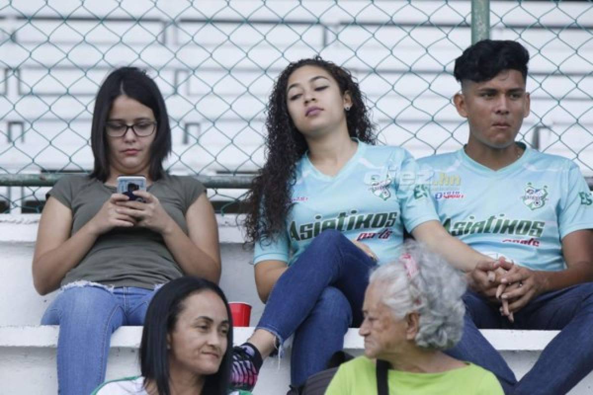 El beso de Moreira, hermosa novia de jugador del Platense y 'Firulais' fue protagonista