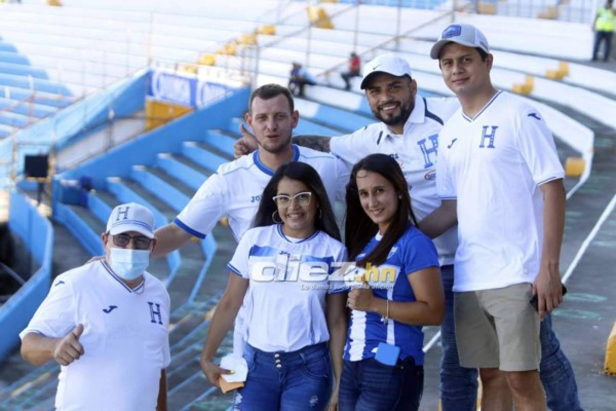 ¡Pancartas, Batman y un astronauta! El ambientazo en el Olímpico para el Honduras vs. Costa Rica