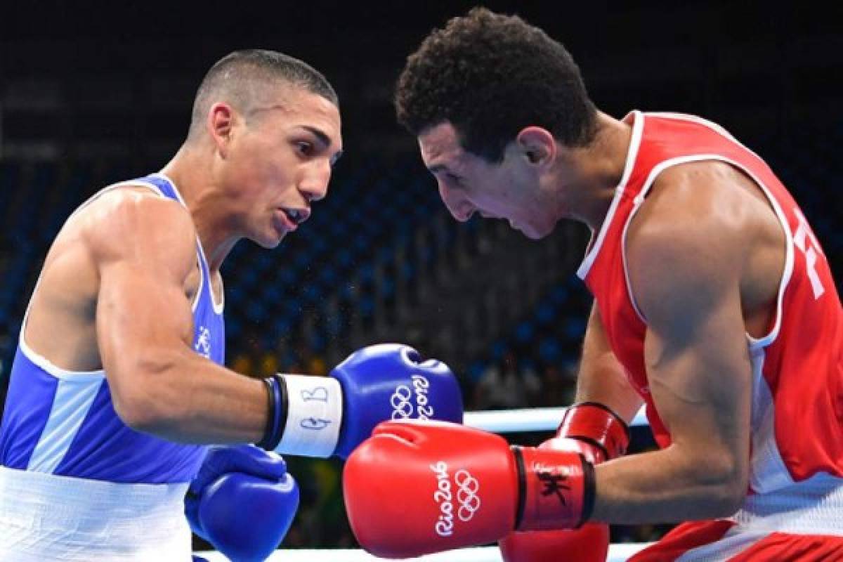 Teófimo López: Fue el primer hondureño que se estrenó en los Juegos Olímpicos. Compitió el 12 de agosto contra el campeón europeo, el francés Soufiane Oumiha en 60 kgs quien lo vapuleó, al final el galo ganó medalla de plata.