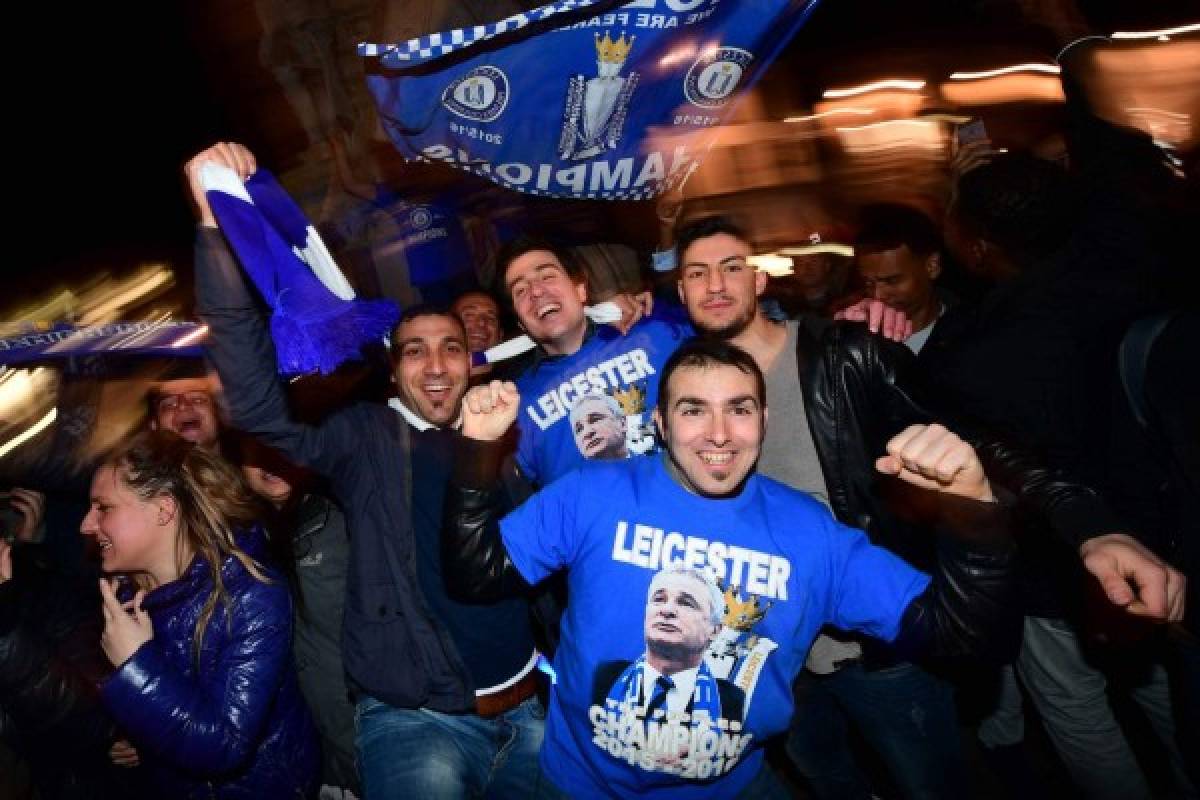 Así celebran los aficionados del Leicester City su primer título de la Premier League