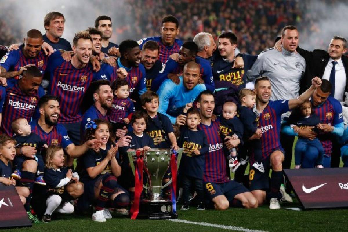 Barcelona's players celebrate with the Liga trophy after winning the club's 26th league title at the end of the Spanish League football match between Barcelona and Levante at the Camp Nou stadium in Barcelona on April 27, 2019. (Photo by PAU BARRENA / AFP)