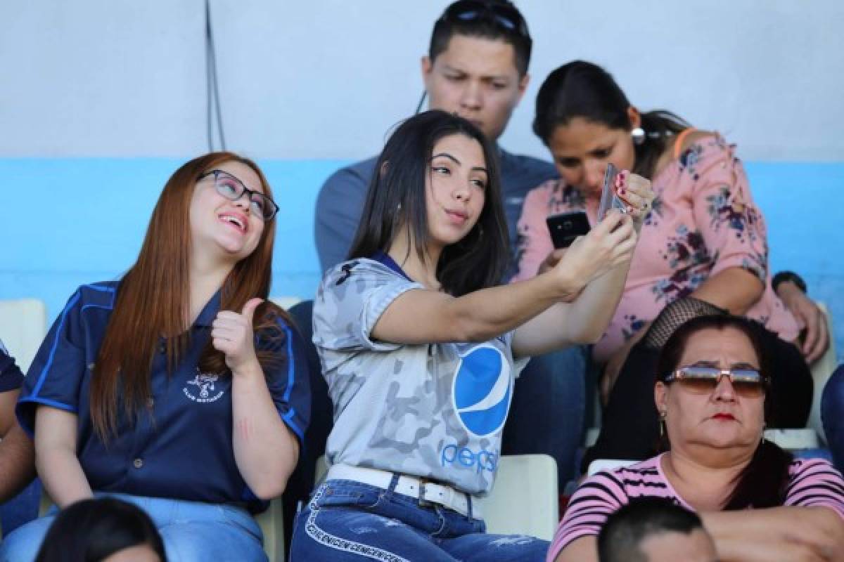 FOTOS: Las bellas chicas que adornaron la semifinal Motagua-Platense