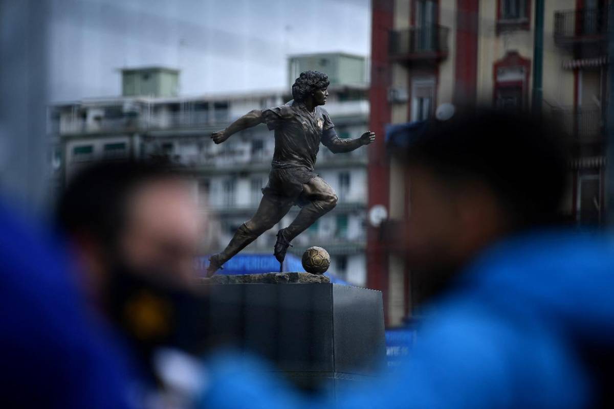 Un año de la muerte de Maradona: Napoli lo recuerda con nueva y polémica estatua y el autor explica el ‘’error’’