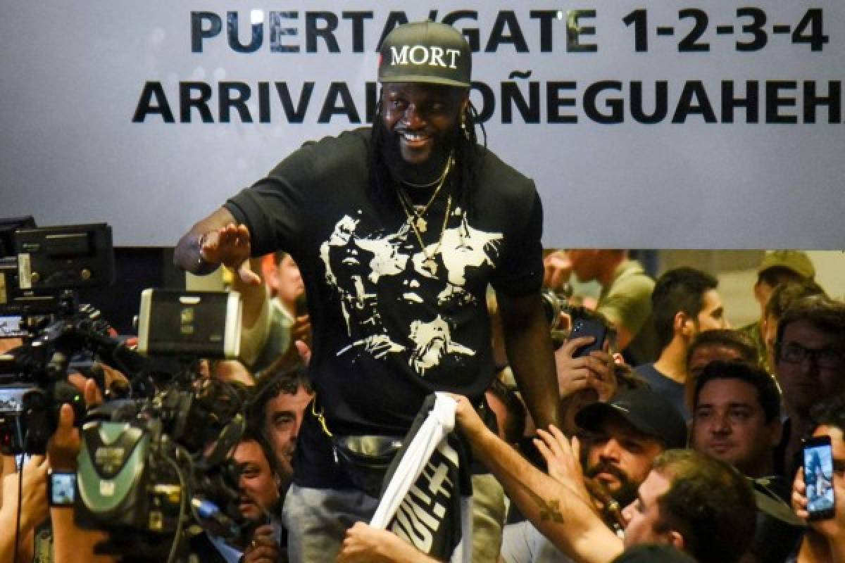 Adebayor llega a Paraguay para ser presentado por Olimpia y desborda locura