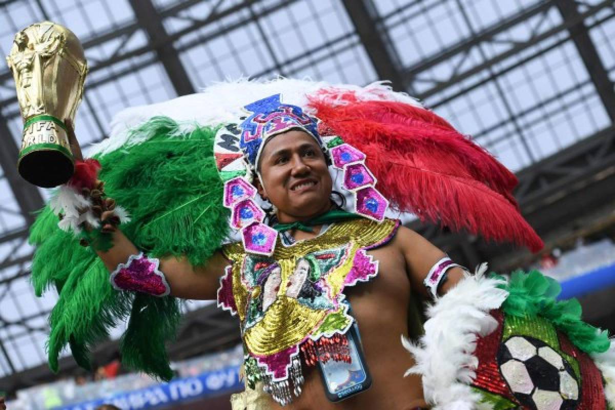A Mexico fan holds a replica of the World Cup trophy before the Russia 2018 World Cup Group F football match between Germany and Mexico at the Luzhniki Stadium in Moscow on June 17, 2018. / AFP PHOTO / Kirill KUDRYAVTSEV / RESTRICTED TO EDITORIAL USE - NO MOBILE PUSH ALERTS/DOWNLOADS