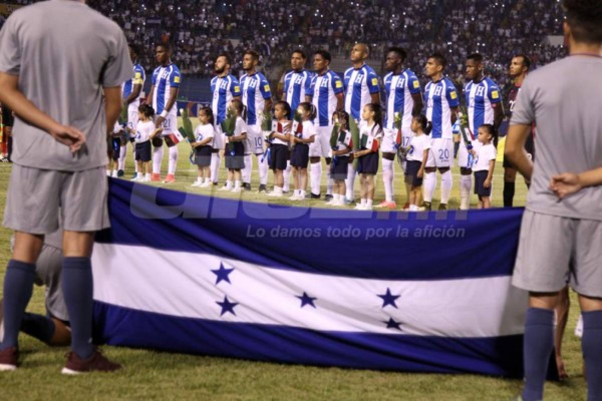 CURIOSAS: Espontáneos en el estadio Olímpico y flores para México