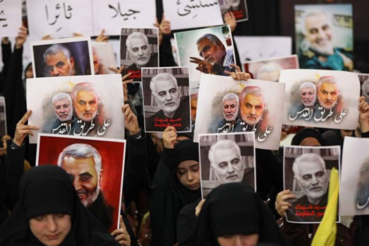 Qasem Soleimani: Iraníes salen para recibir el cuerpo de general asesinado por Trump y lanzan advertencia