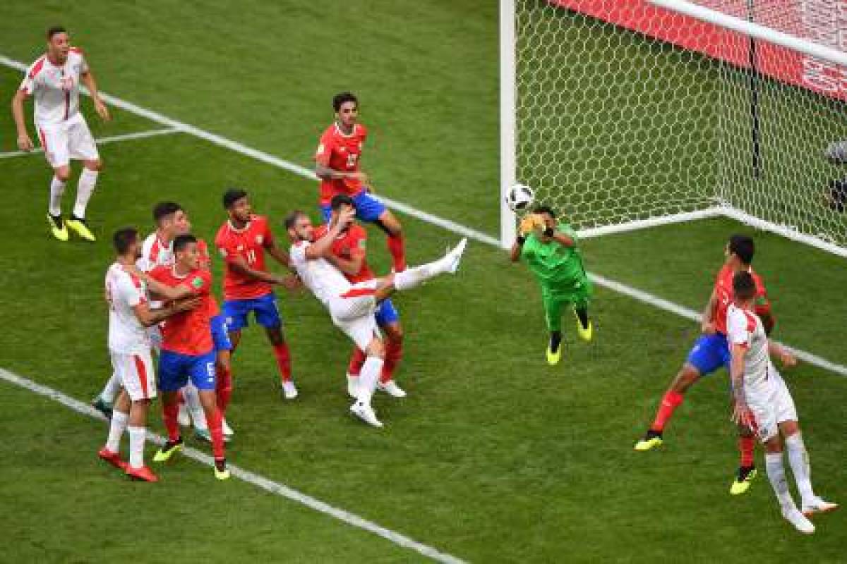 Costa Rica's goalkeeper Keylor Navas (3rd-R) punches the ball away from Serbia's defender Branislav Ivanovic (C) during the Russia 2018 World Cup Group E football match between Costa Rica and Serbia at the Samara Arena in Samara on June 17, 2018. / AFP PHOTO / Fabrice COFFRINI / RESTRICTED TO EDITORIAL USE - NO MOBILE PUSH ALERTS/DOWNLOADS