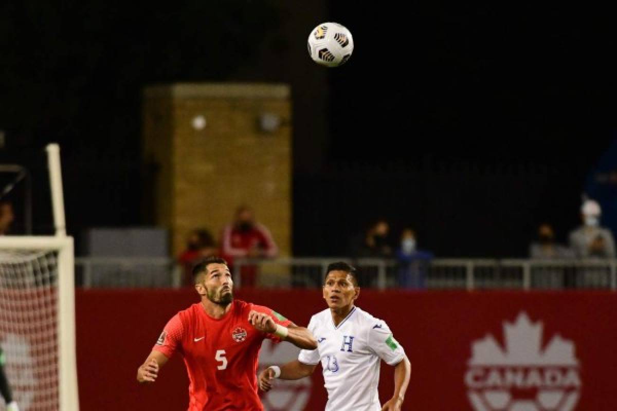 ¡Qué foto de Andy Najar conteniendo la furia de Alphonso Davies! Las mejores imágenes del Canadá-Honduras en Toronto