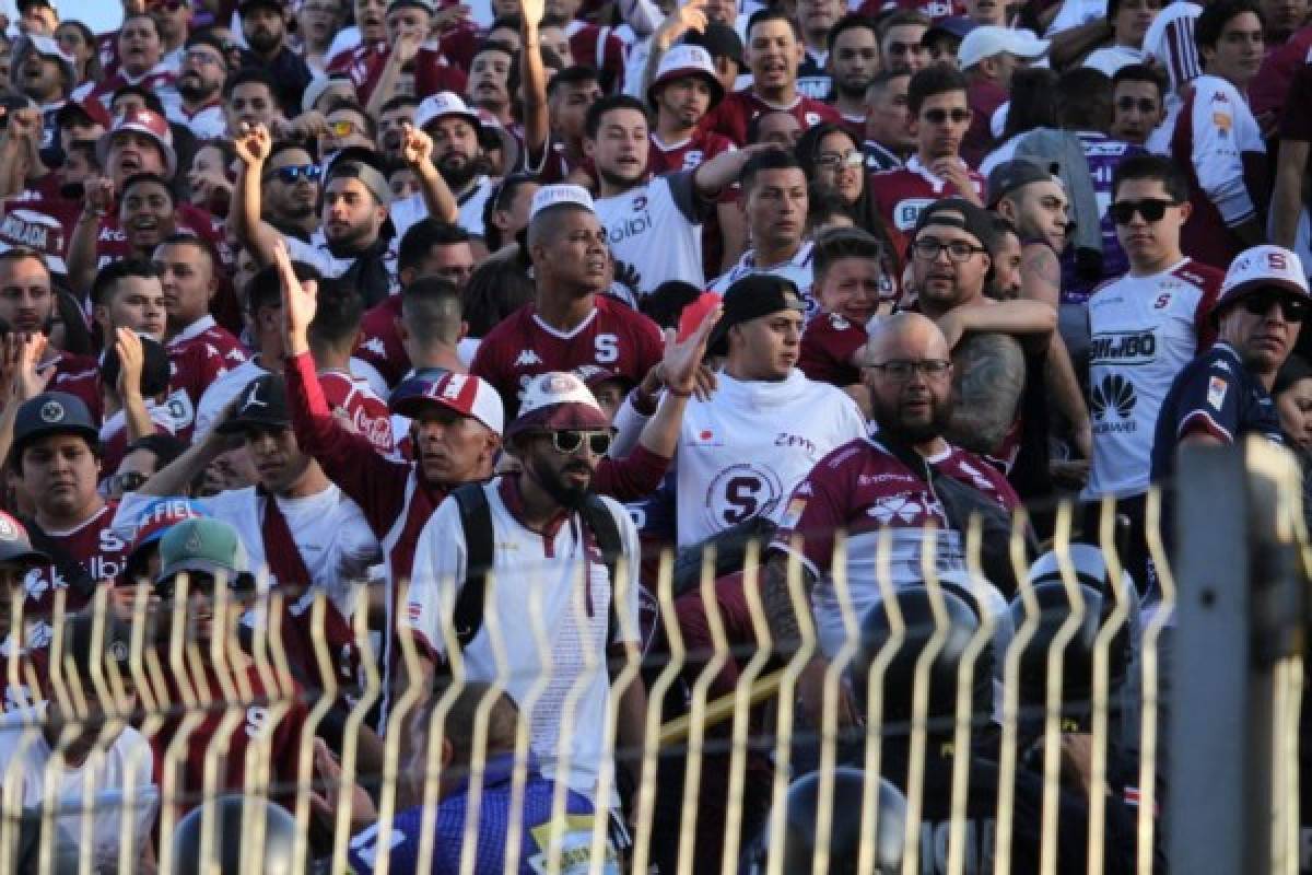 Clásico entre Saprissa y Alajuelense se detuvo por pelea entre aficionados y policías