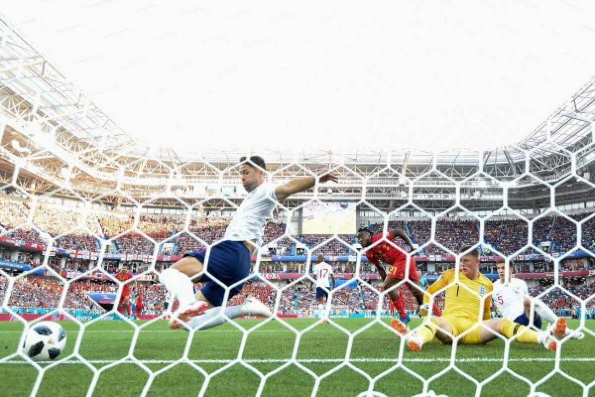 England's defender Gary Cahill (L) kicks the ball under the goal's crossbar during the Russia 2018 World Cup Group G football match between England and Belgium at the Kaliningrad Stadium in Kaliningrad on June 28, 2018. / AFP PHOTO / PATRICK HERTZOG / RESTRICTED TO EDITORIAL USE - NO MOBILE PUSH ALERTS/DOWNLOADS