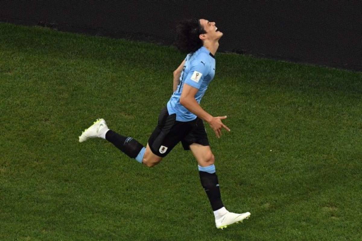 Uruguay's forward Edinson Cavani celebrates after scoring a goal during the Russia 2018 World Cup round of 16 football match between Uruguay and Portugal at the Fisht Stadium in Sochi on June 30, 2018. / AFP PHOTO / Kirill KUDRYAVTSEV / RESTRICTED TO EDITORIAL USE - NO MOBILE PUSH ALERTS/DOWNLOADS