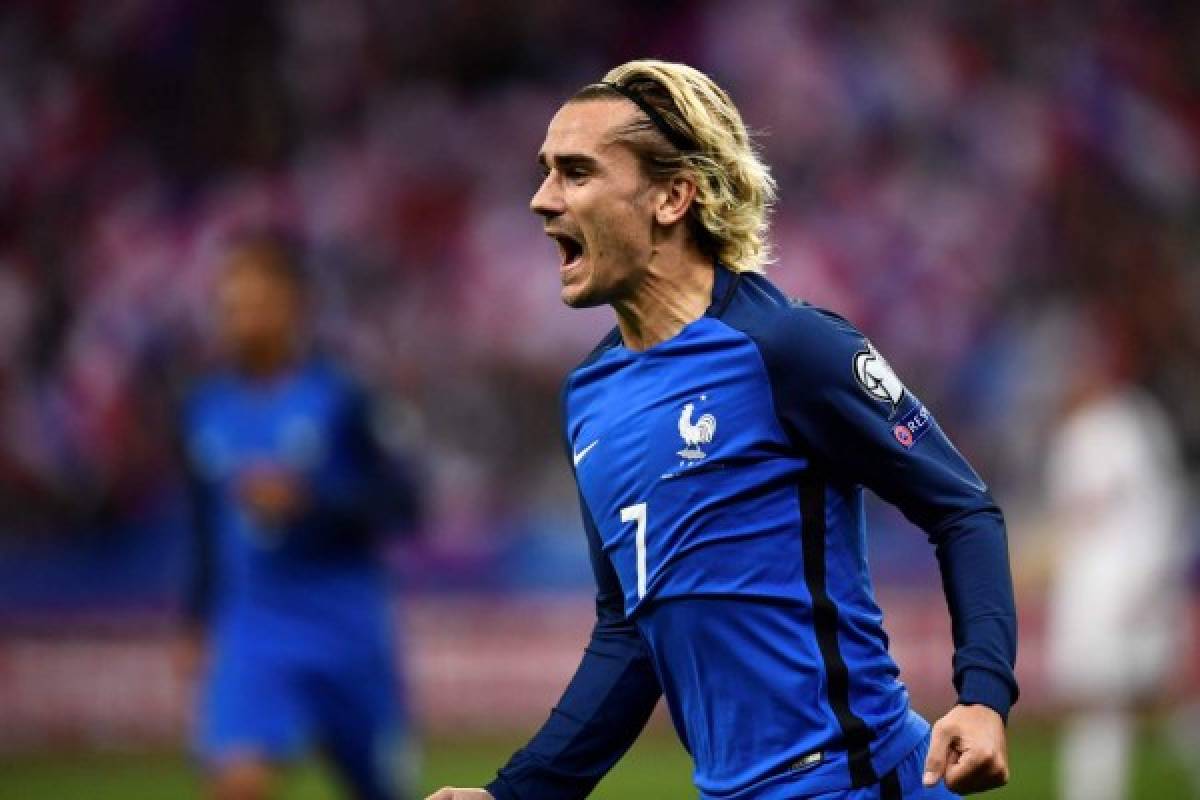 France's forward Antoine Griezmann celebrates after scoring a goal during the FIFA World Cup 2018 qualification football match between France and Belarus at the Stade de France in Saint-Denis, north of Paris, on October 10, 2017. / AFP PHOTO / CHRISTOPHE SIMON