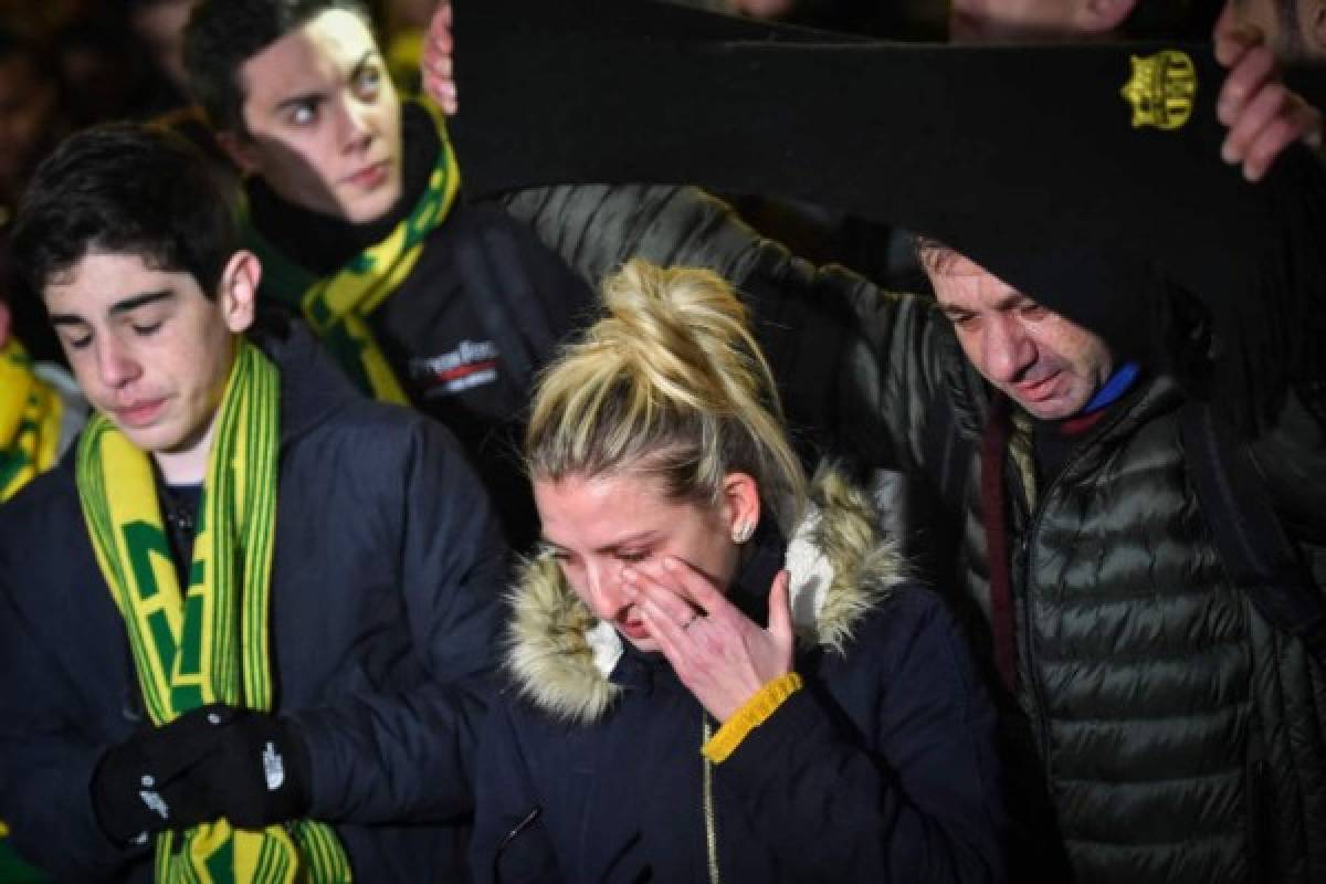 Llanto y oraciones: Conmovedor homenaje a Emiliano Sala por parte de los hinchas del Nantes