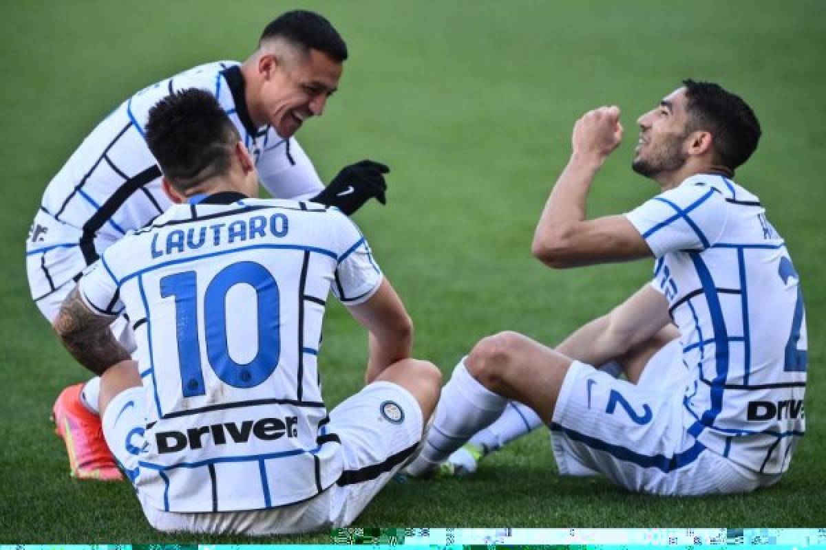 Inter Milan's Argentine forward Lautaro Martinez (L) celebrates with Inter Milan's Chilean forward Alexis Sanchez (Rear L) and Inter Milan's Moroccan defender Achraf Hakimi after scoring Inter's second goal during the Italian Serie A football match Torino vs Inter Milan on March 14, 2021 at the Olympic stadium in Turin. (Photo by Marco BERTORELLO / AFP)