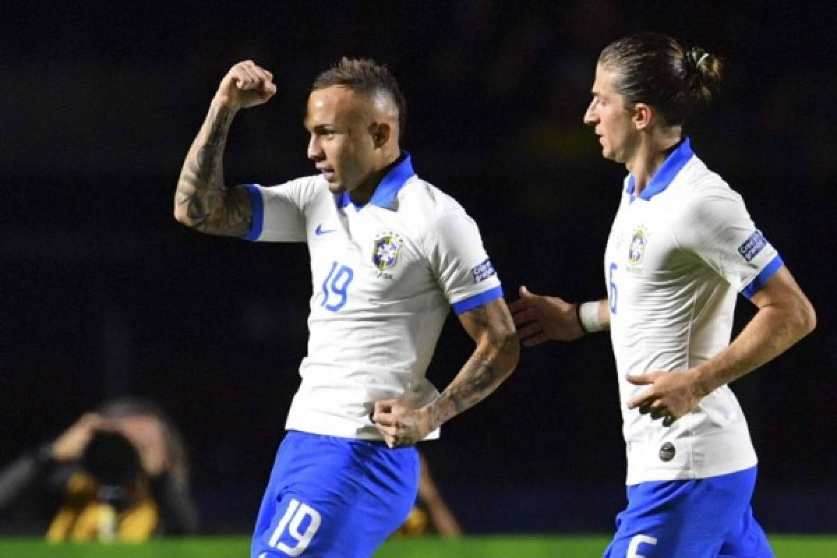 Brazil's Everton (L) celebrates next to teammate Filipe Luis after scoring against Bolivia during their Copa America football tournament group match at the Cicero Pompeu de Toledo Stadium, also known as Morumbi, in Sao Paulo, Brazil, on June 14, 2019. (Photo by Pedro UGARTE / AFP)