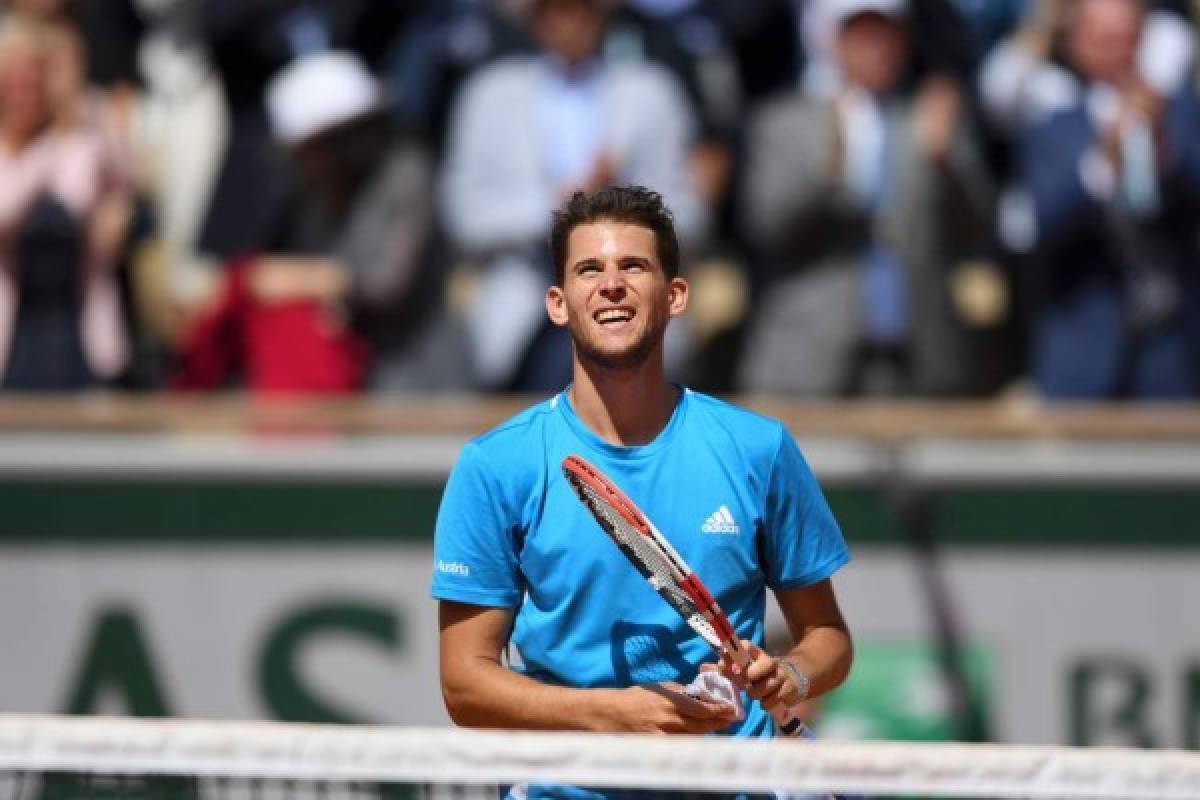 Austria's Dominic Thiem celebrates after winning against Serbia's Novak Djokovic at the end of their men's singles semi-final match on day fourteen of The Roland Garros 2019 French Open tennis tournament in Paris on June 8, 2019. (Photo by CHRISTOPHE ARCHAMBAULT / AFP)