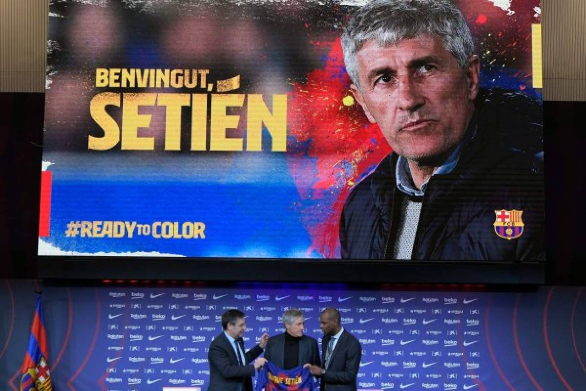 Barcelona's president Josep Maria Bartomeu (L) and football director Eric Abidal (R) pose with Barcelona's new coach Quique Setien (C) during his official presentation in Barcelona on January 14, 2020, after signing his new contract with the Catalan club. (Photo by LLUIS GENE / AFP)