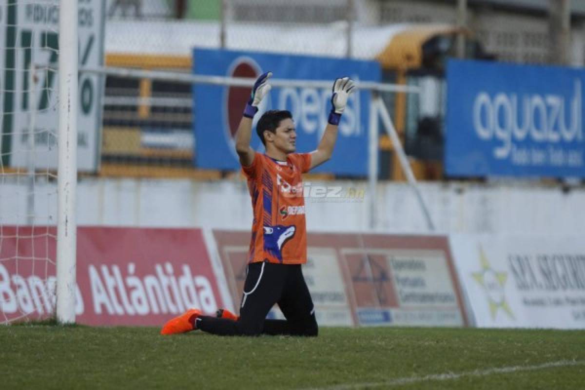 El beso de Moreira, hermosa novia de jugador del Platense y 'Firulais' fue protagonista