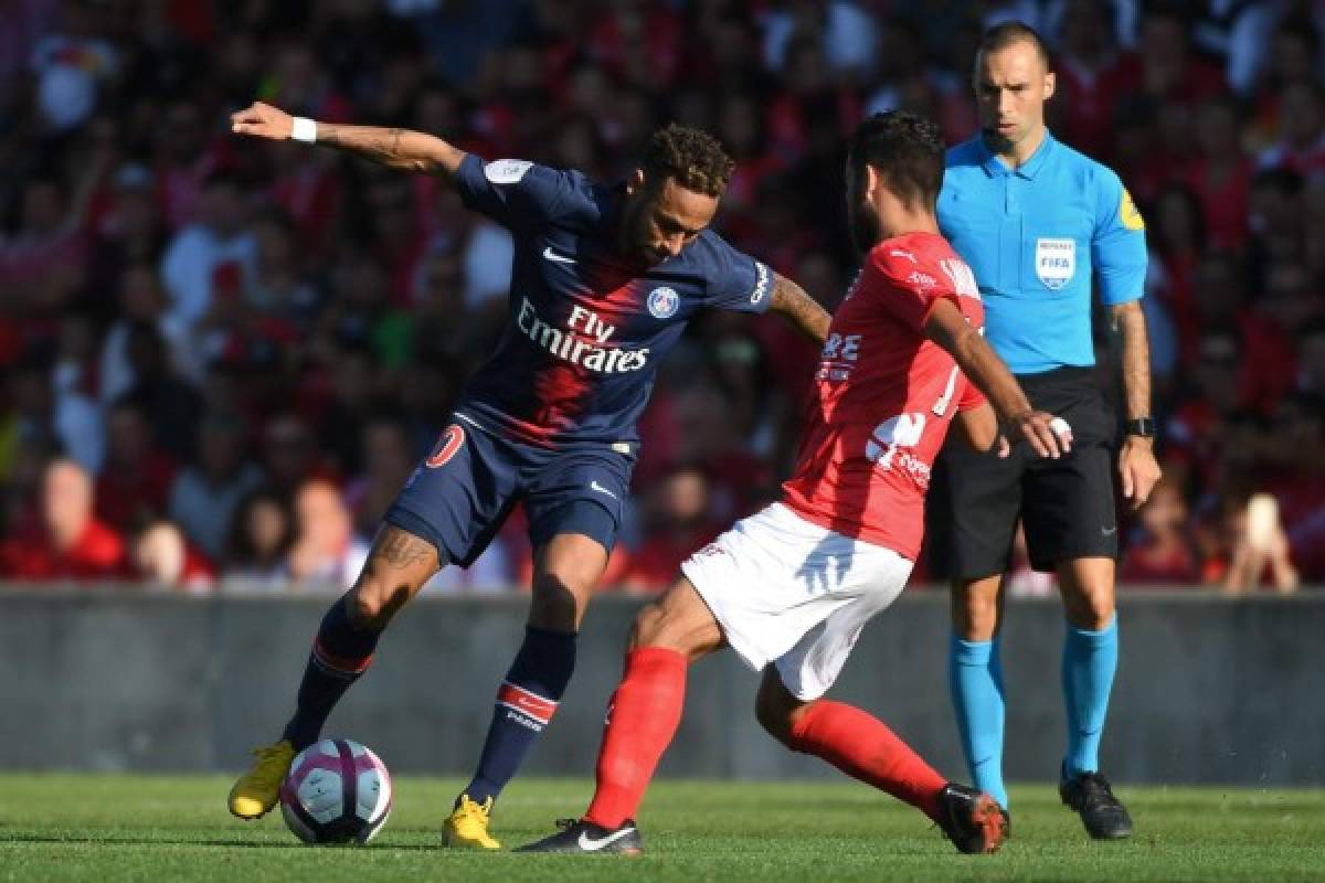Paris Saint-Germain's Brazilian forward Neymar (L) vies with a Nimes' football player during the French L1 football match between Nimes and Paris Saint-Germain (PSG), on September 1, 2018 at the Costieres stadium in Nimes, southern France. / AFP PHOTO / Pascal GUYOT