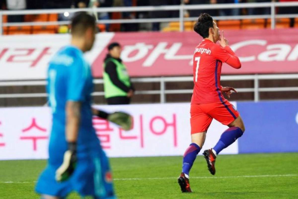 EPA1207. SUWON (COREA DEL SUR), 10/11/2017.- El futbolista de la selección surcoreana Son Heung-min (d) celebra un gol durante su partido amistoso ante la selección de Colombia en el Estadio de la Copa del Mundo de Suwon (Corea del Sur), hoy 10 de noviembre de 2017. Corea del sur ganó por 2-1. EFE/ Jeon Heon-kyun