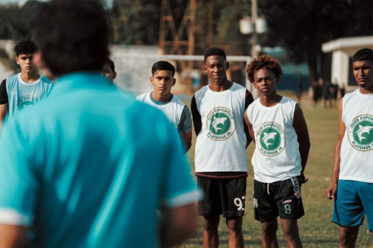 Extraña las canchas: así fue captado el entrenador Héctor Vargas en su visita a prestigiosa academia sampedrana