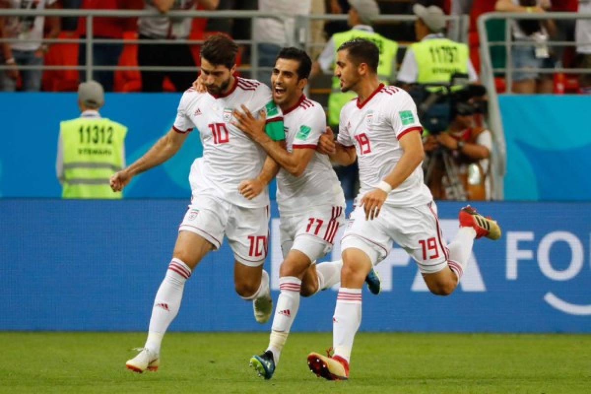 Iran's forward Karim Ansari Fard (L) celebrates his goal during the Russia 2018 World Cup Group B football match between Iran and Portugal at the Mordovia Arena in Saransk on June 25, 2018. / AFP PHOTO / Jack GUEZ / RESTRICTED TO EDITORIAL USE - NO MOBILE PUSH ALERTS/DOWNLOADS