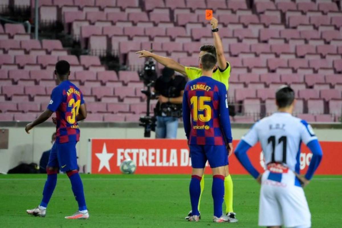 Spanish referee Munuera Montero hands a red card to Barcelona's Guinea-Bissau forward Ansu Fati (L) during the Spanish League football match between Barcelona and Espanyol at the Camp Nou stadium in Barcelona on July 8, 2020. (Photo by LLUIS GENE / AFP)