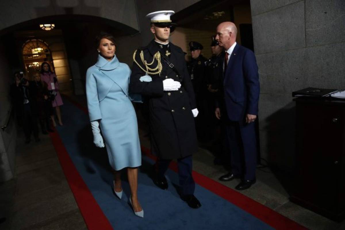 Melania Trump y su espectacular look en juramentación de su esposo Donald