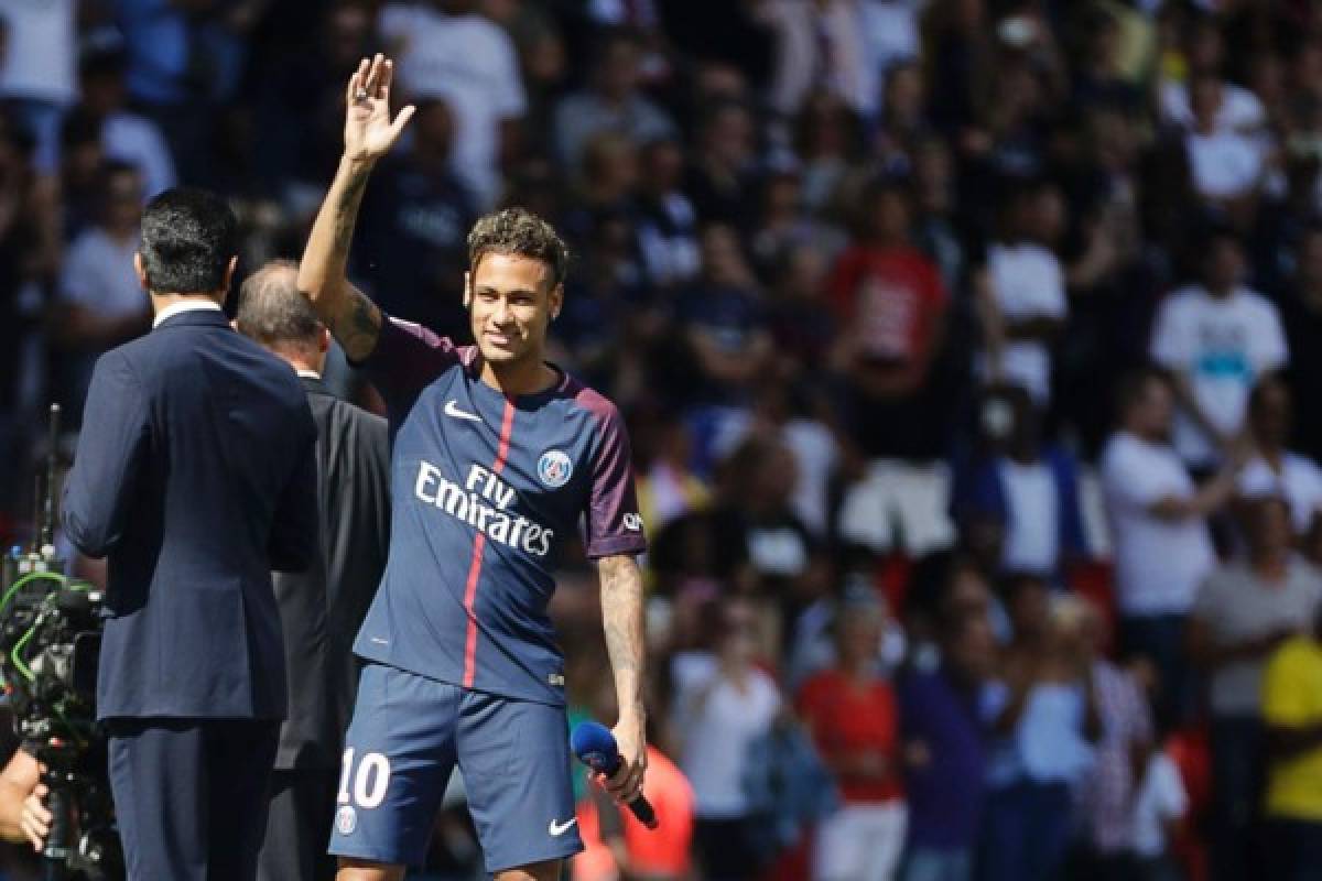 Neymar desata la locura en su presentación en el Parque de los Príncipes