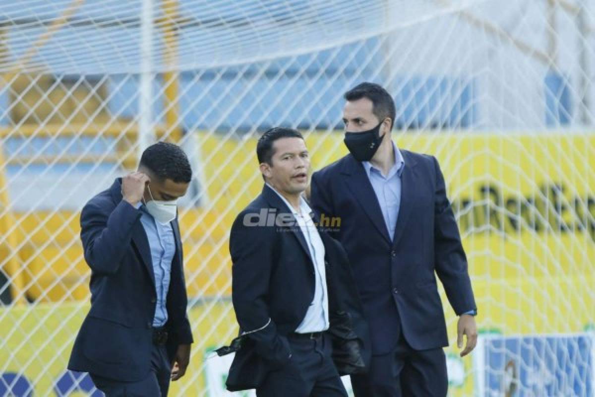 El hostil recibimiento de afición del Real España a futbolistas del Olimpia con pancartas de dólares