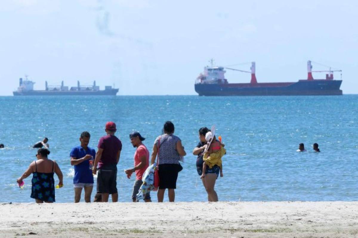 Fotos: Hondureños se van a las playas a pesar de alerta roja por coronavirus