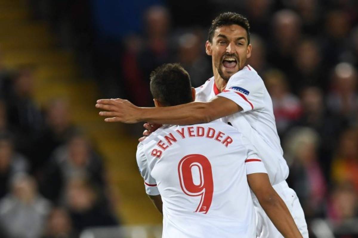 Sevilla's French forward Wissam Ben Yedder (L) celebrates with Sevilla's Spanish midfielder Jesus Navas after scoring during the UEFA Champions League Group E football match between Liverpool and Sevilla at Anfield in Liverpool, north-west England on September 13, 2017. / AFP PHOTO / Paul ELLIS