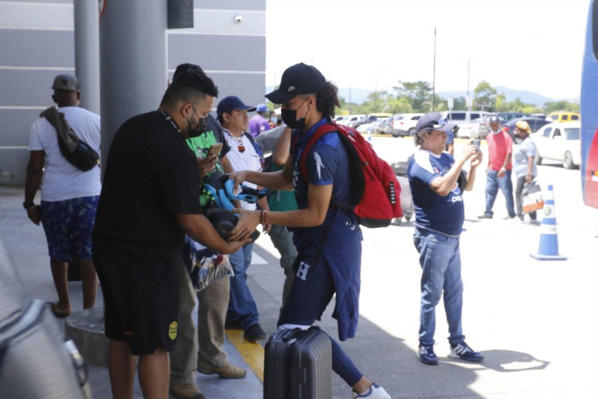 Carlos “Chapetilla” Mejía previo al viaje de Honduras en el aeropuerto sampedrano.