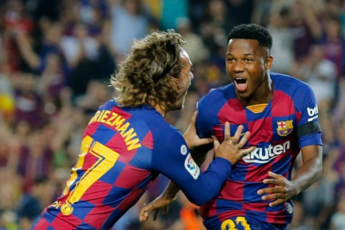 Barcelona´s Guinea-Bissau forward Ansu Fati (R) is congratulated by Barcelona's French forward Antoine Griezmann after scoring a goal during the Spanish league football match FC Barcelona against Valencia CF at the Camp Nou stadium in Barcelona on September 14, 2019. (Photo by PAU BARRENA / AFP)