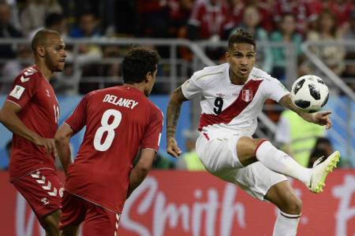 Peru's forward Paolo Guerrero (R) controls the ball during the Russia 2018 World Cup Group C football match between Peru and Denmark at the Mordovia Arena in Saransk on June 16, 2018. / AFP PHOTO / Filippo MONTEFORTE / RESTRICTED TO EDITORIAL USE - NO MOBILE PUSH ALERTS/DOWNLOADS