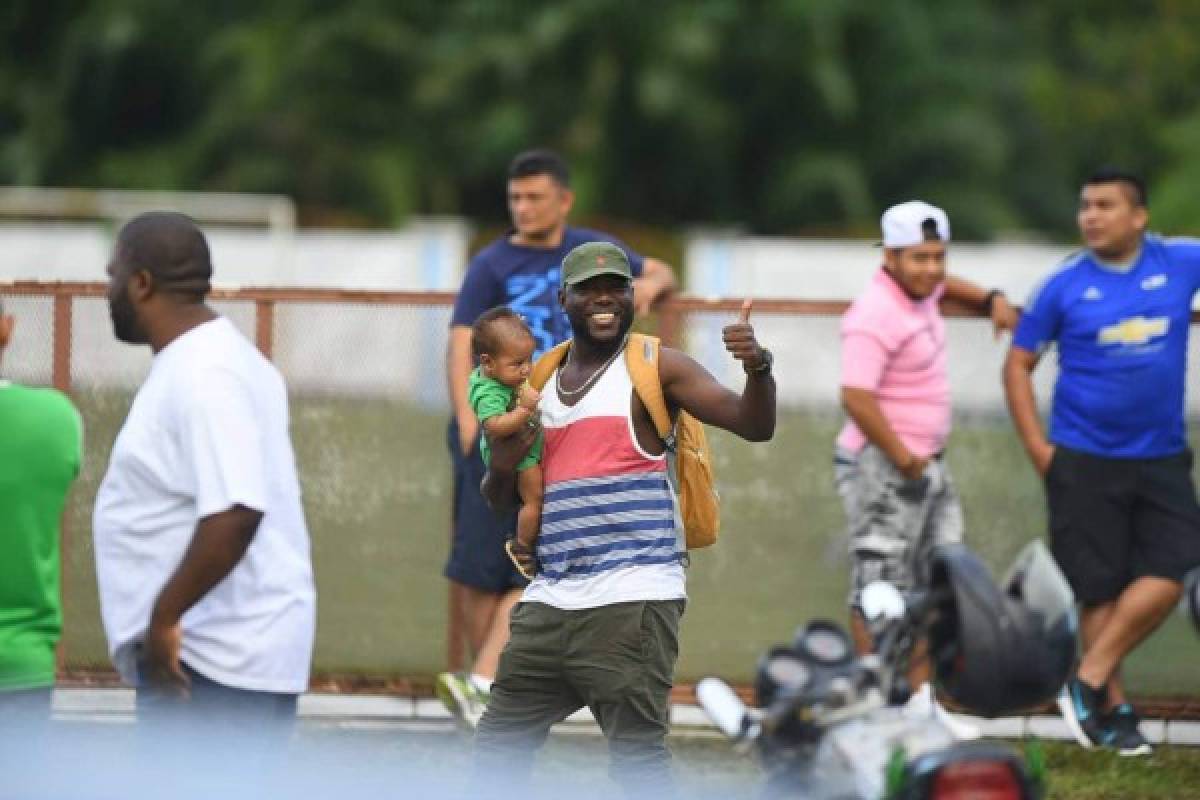 ¡Lindo ambiente! Ex jugadores y legionarios hondureños juegan partido benéfico en La Ceiba