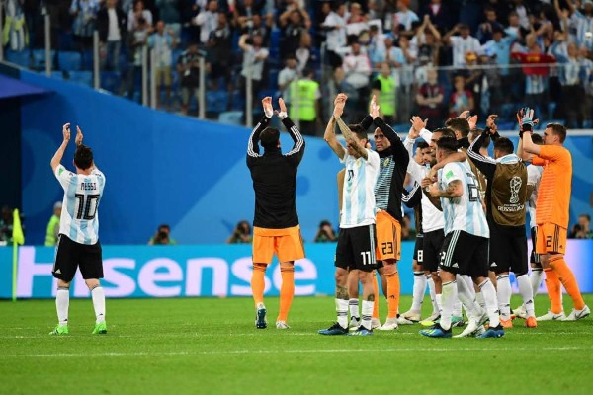 FOTOS: El emotivo festejo de Messi tras clasificar con Argentina a octavos