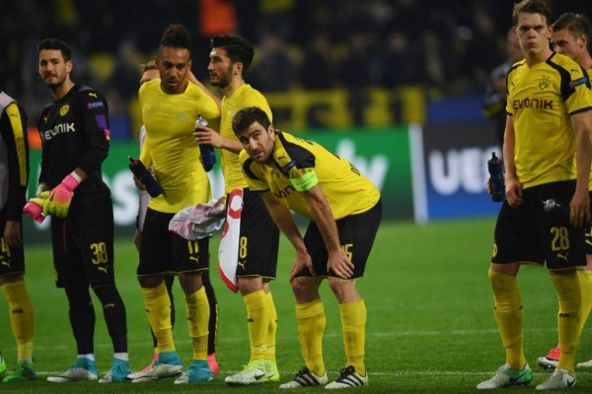Dortmund's players react after the UEFA Champions League 1st leg quarter-final football match BVB Borussia Dortmund v Monaco in Dortmund, western Germany on April 12, 2017.The match had been postponed after three explosions hit German football team Borussia Dortmund's bus late on April 11, 2017 ahead of a Champions League home game. / AFP PHOTO / PATRIK STOLLARZ