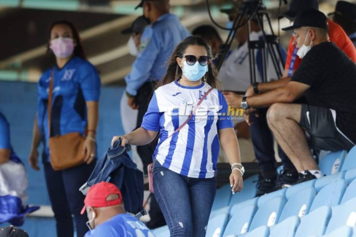 ¿Quién es la rubia? Las hermosas catrachas que adornan el Honduras vs. Costa Rica en el Olímpico