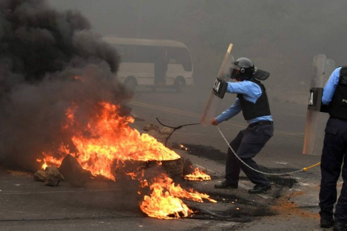 Bloqueos de calles y enfrentamientos dejan protestas en Honduras