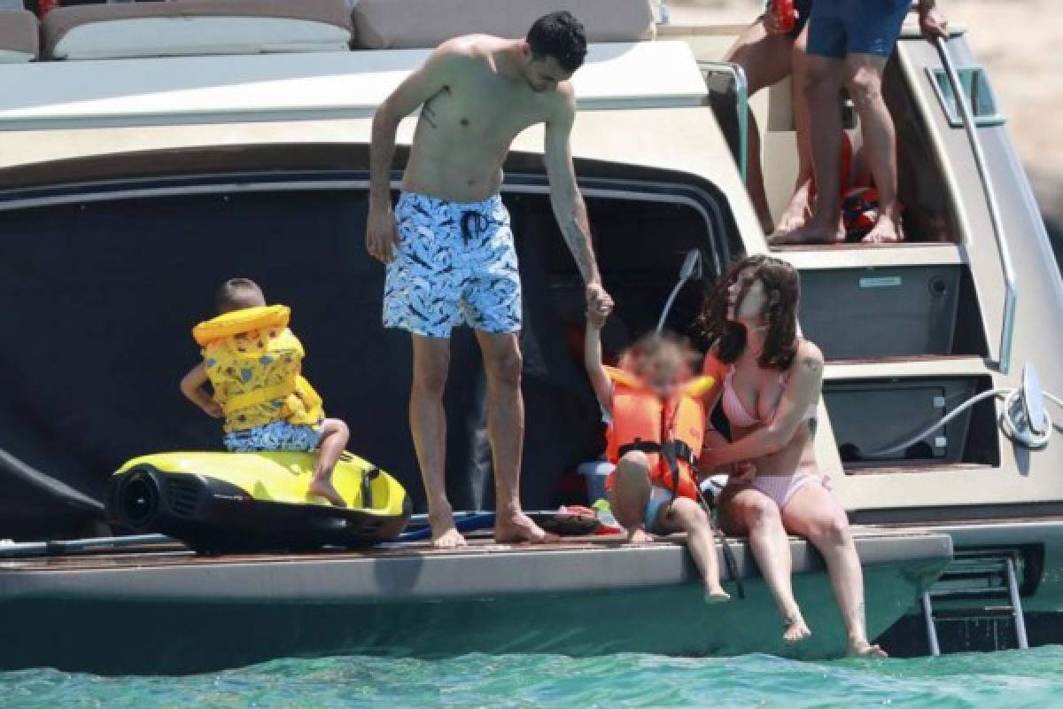 Fotos: Crack del Barcelona es captado disfrutando en Ibiza... ¡con tres bellezas!