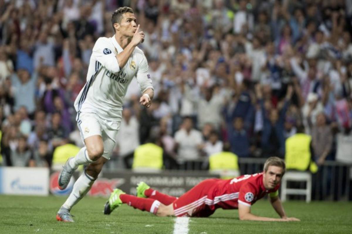 Real Madrid's Portuguese forward Cristiano Ronaldo celebrates scoring during the UEFA Champions League quarter-final second leg football match Real Madrid vs FC Bayern Munich at the Santiago Bernabeu stadium in Madrid in Madrid on April 18, 2017. / AFP PHOTO / CURTO DE LA TORRE